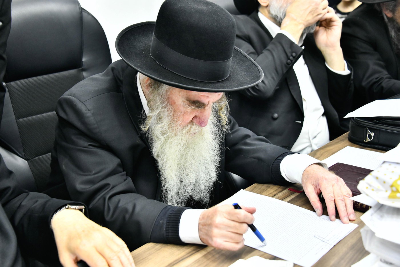 הגאון רבי מרדכי גרוס במכירת חמץ