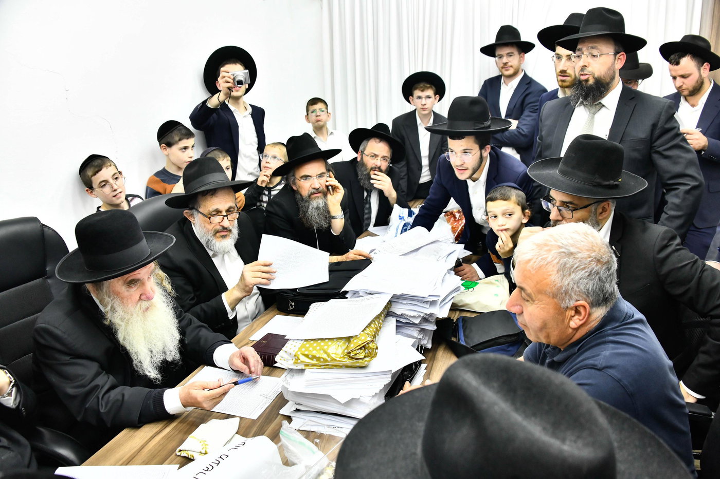 הגאון רבי מרדכי גרוס במכירת חמץ