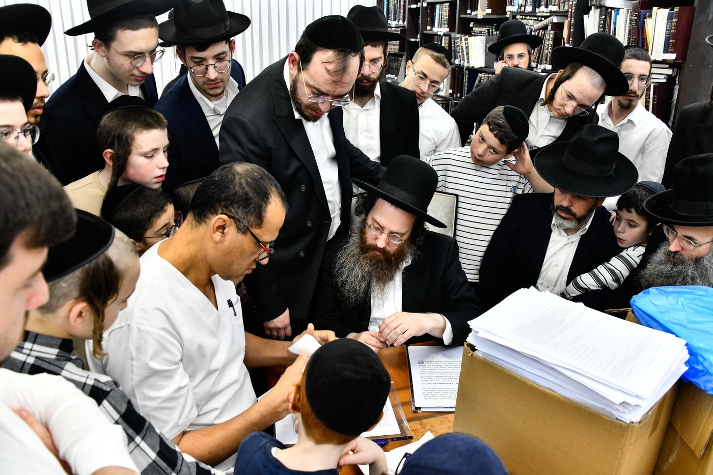 הגאון רבי עמרם פריד במכירת חמץ