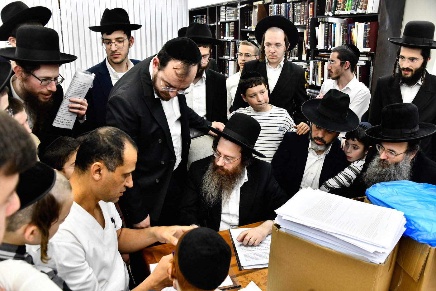 הגאון רבי עמרם פריד במכירת חמץ