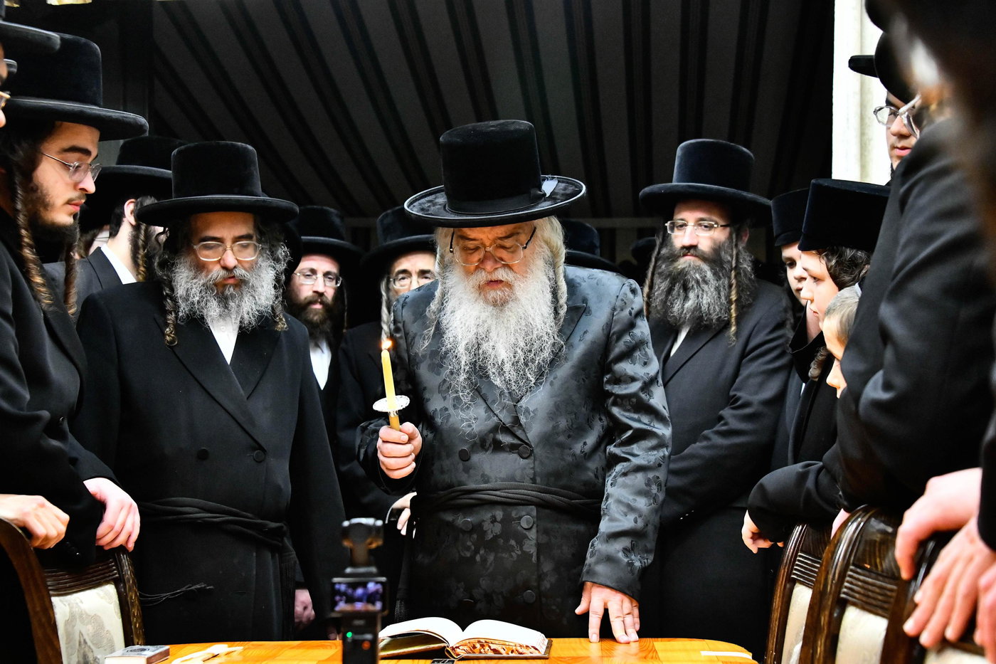 האדמו"ר מדארג בבדיקת חמץ