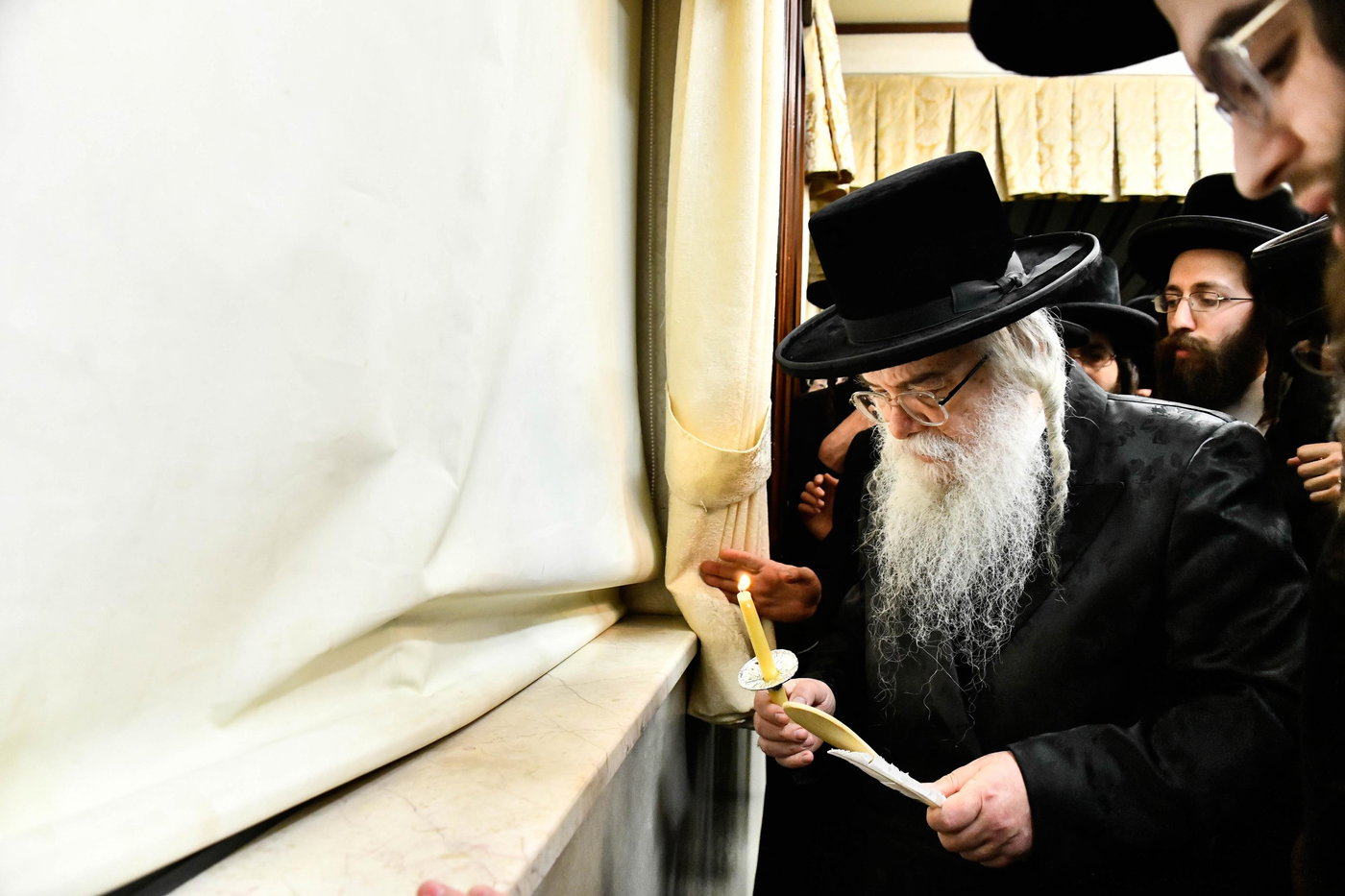 האדמו"ר מדארג בבדיקת חמץ