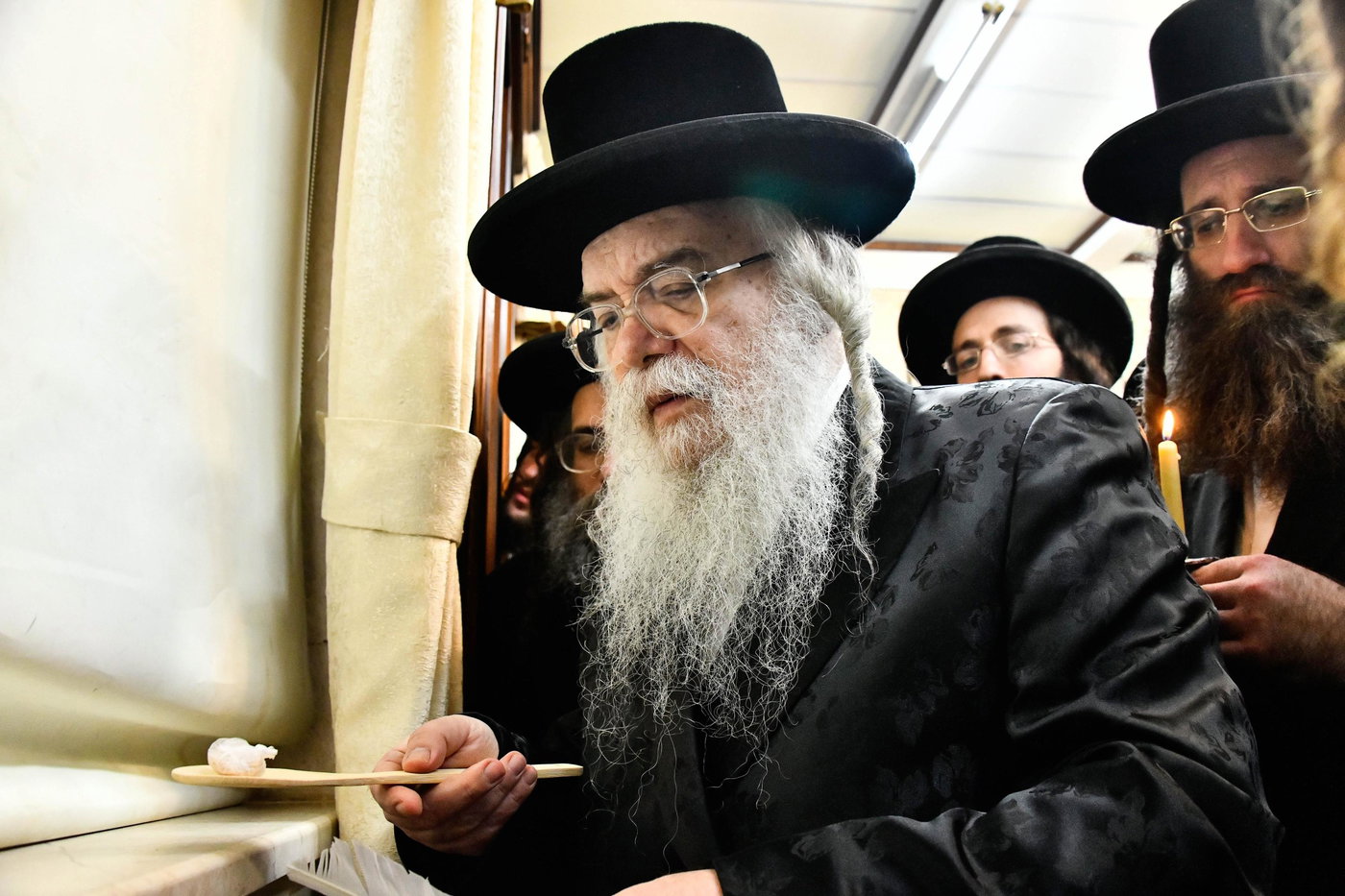 האדמו"ר מדארג בבדיקת חמץ