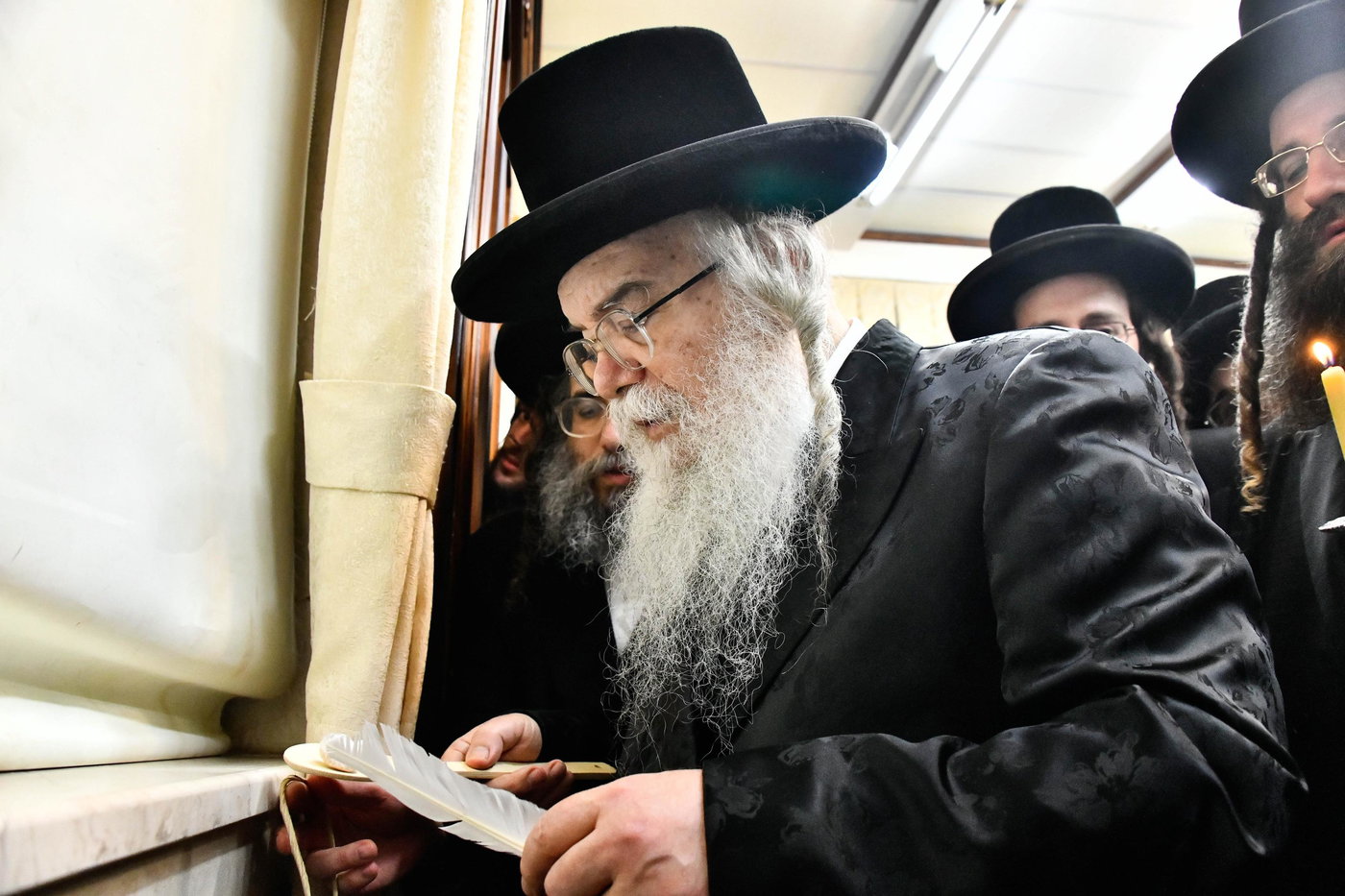 האדמו"ר מדארג בבדיקת חמץ