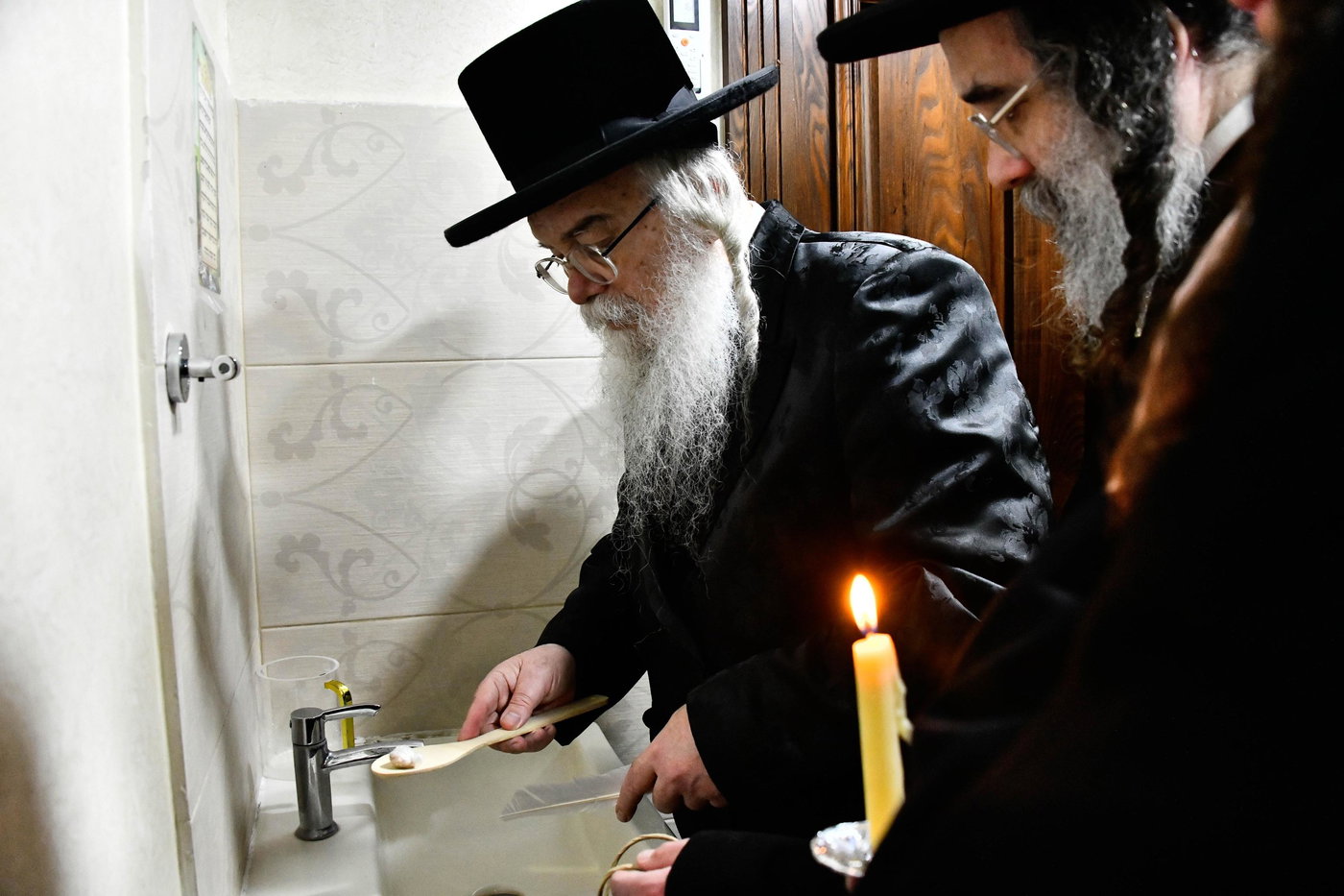 האדמו"ר מדארג בבדיקת חמץ