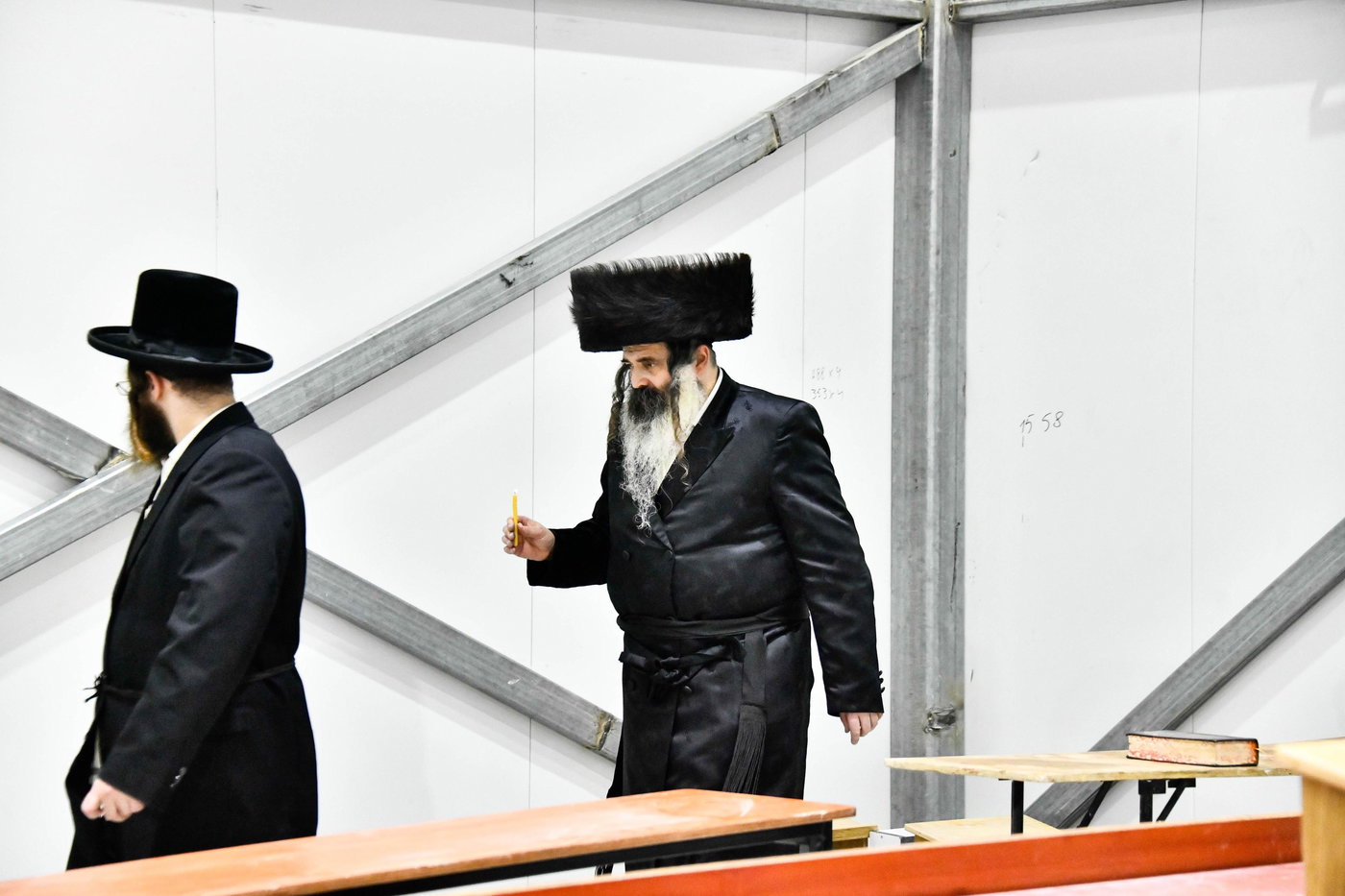 האדמו"ר מזוטשקא בבדיקת חמץ