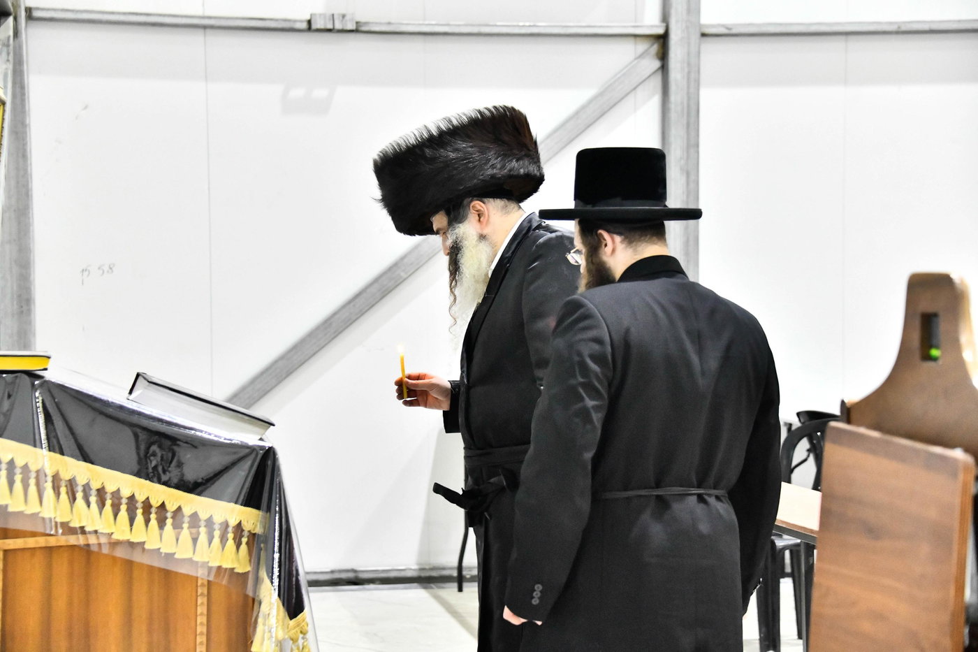 האדמו"ר מזוטשקא בבדיקת חמץ