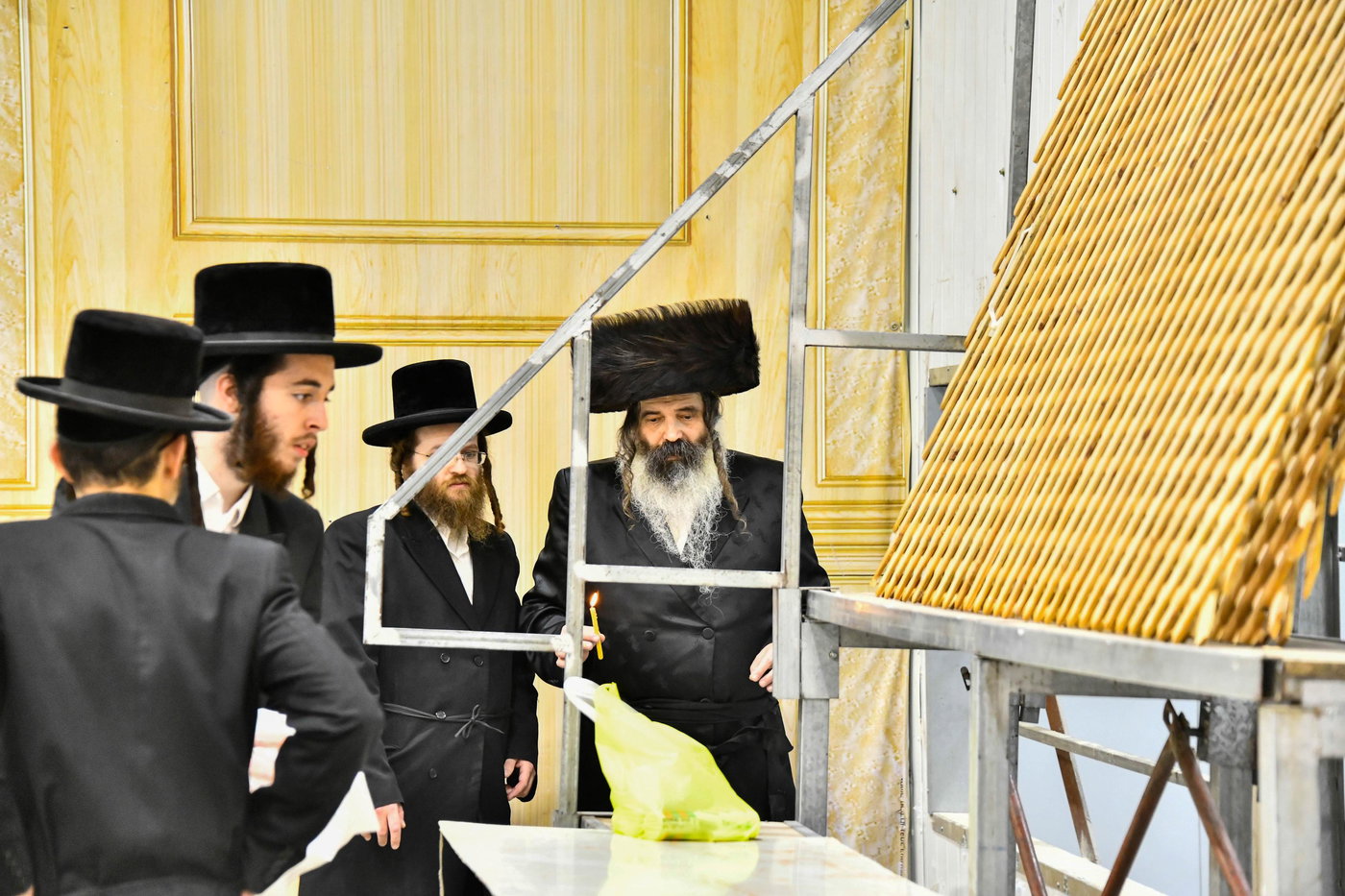 האדמו"ר מזוטשקא בבדיקת חמץ