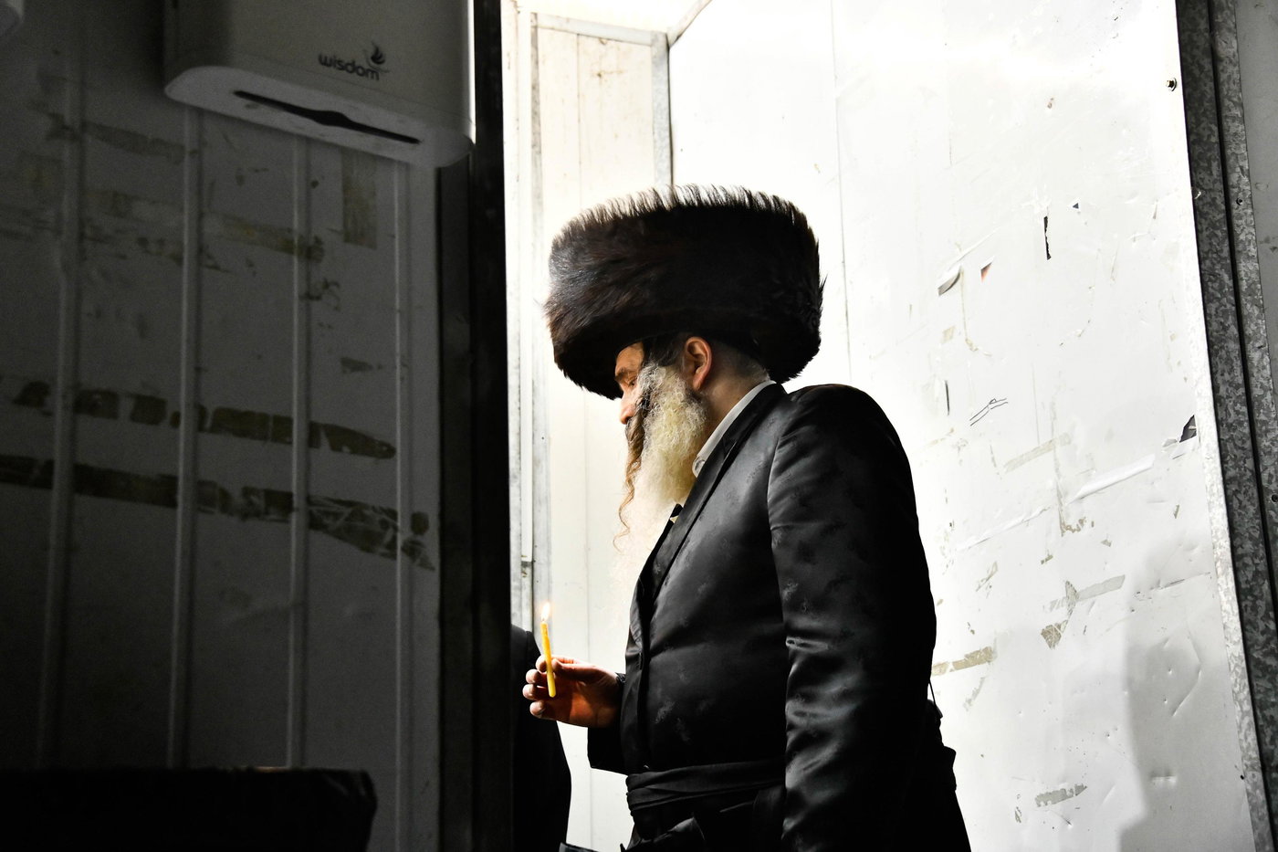 האדמו"ר מזוטשקא בבדיקת חמץ