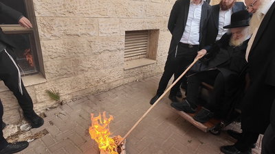 צפו; הדמעות בבדיקת החמץ ושריפת ה'שיורי מצווה' בצילו של הגר"מ שטרנבוך