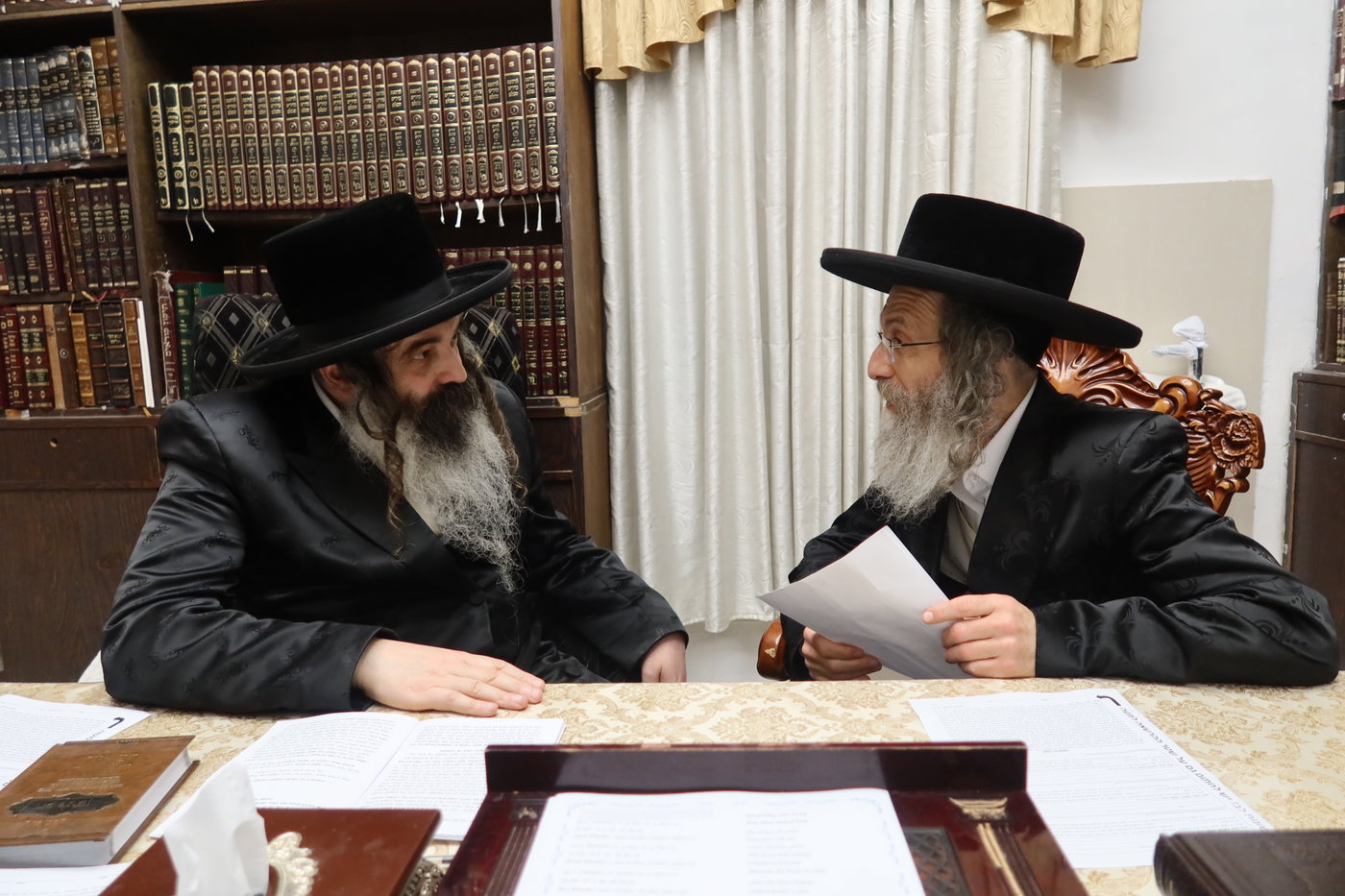 הרה"צ רבי אלימלך בידרמן במכירת חמץ אצל האדמו"ר מזוטשקא