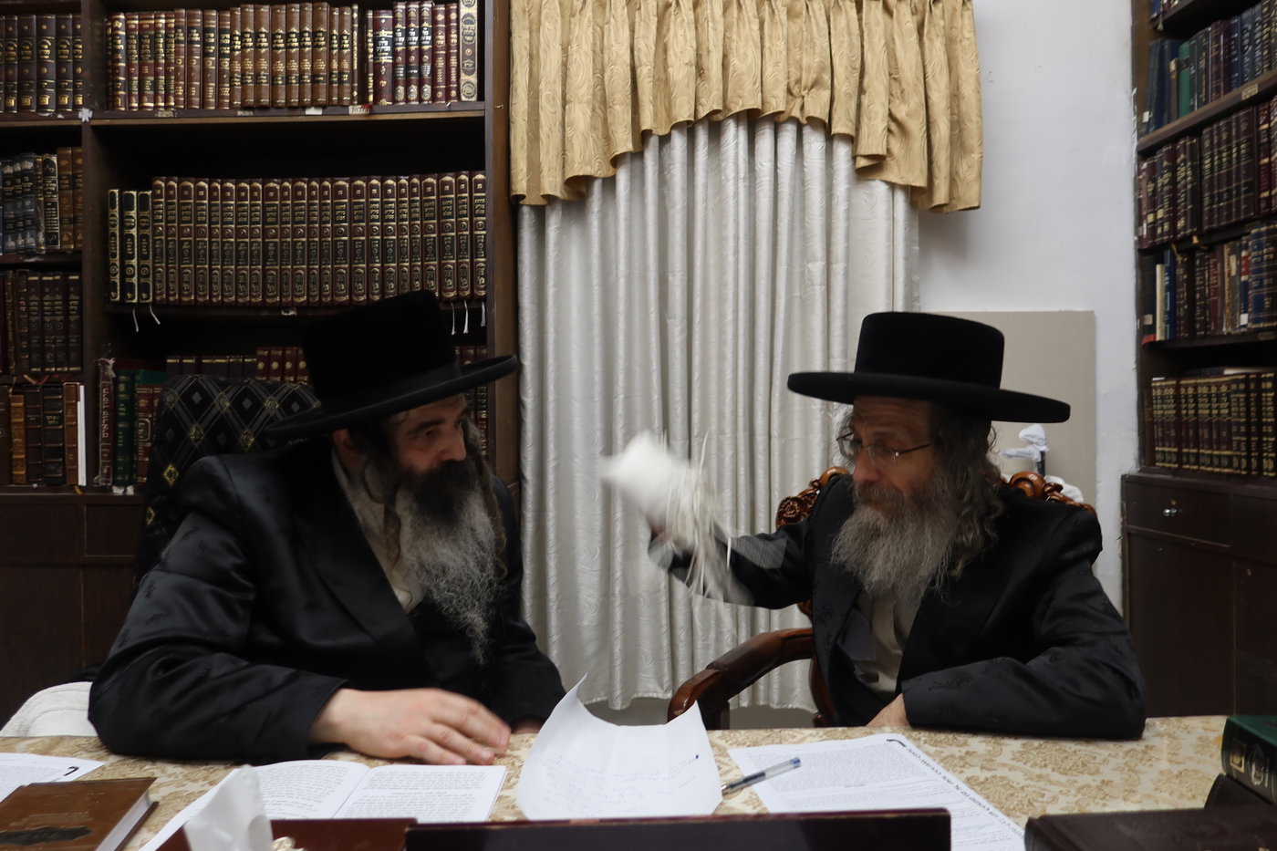 הרה"צ רבי אלימלך בידרמן במכירת חמץ אצל האדמו"ר מזוטשקא