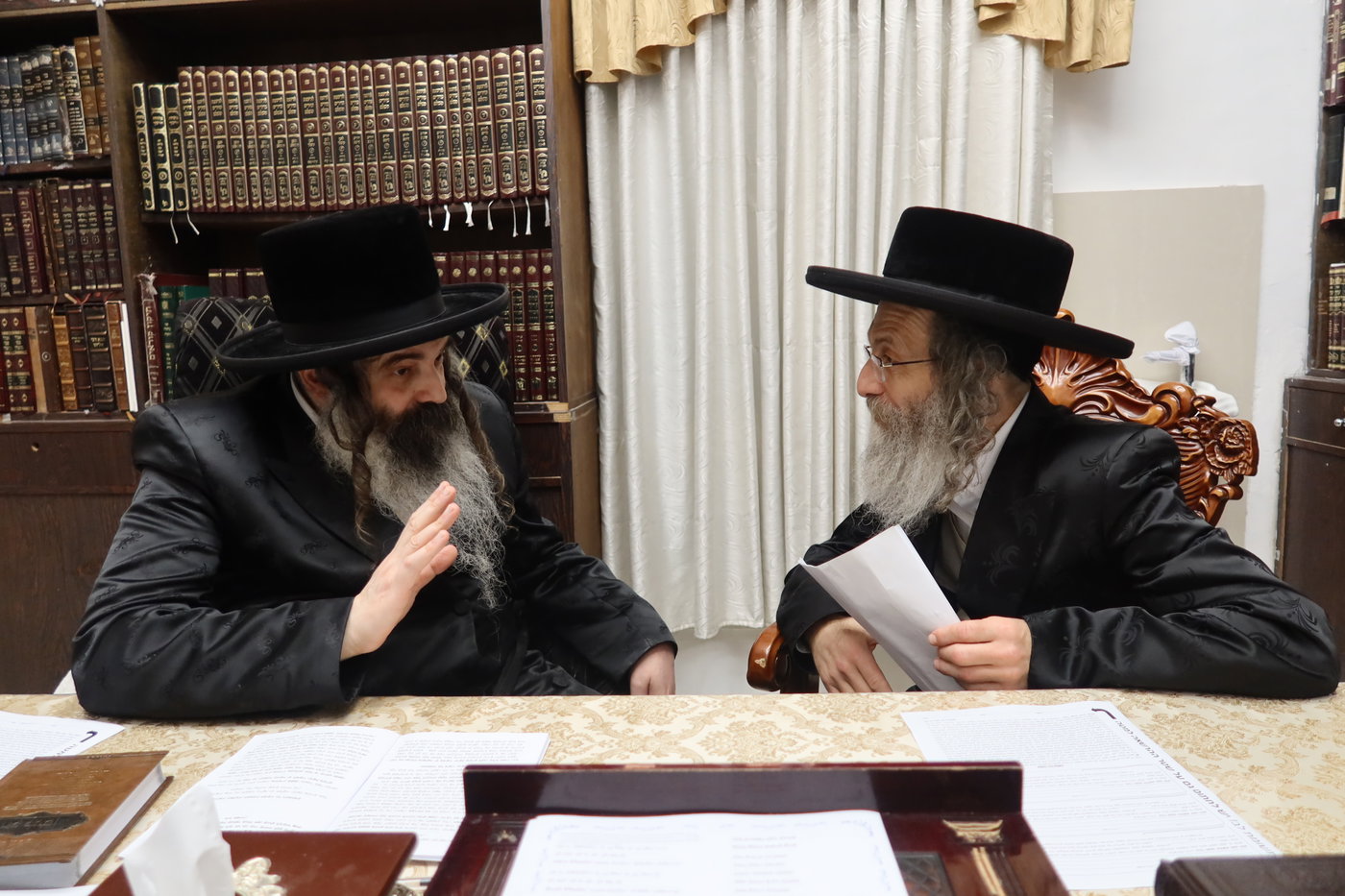 הרה"צ רבי אלימלך בידרמן במכירת חמץ אצל האדמו"ר מזוטשקא