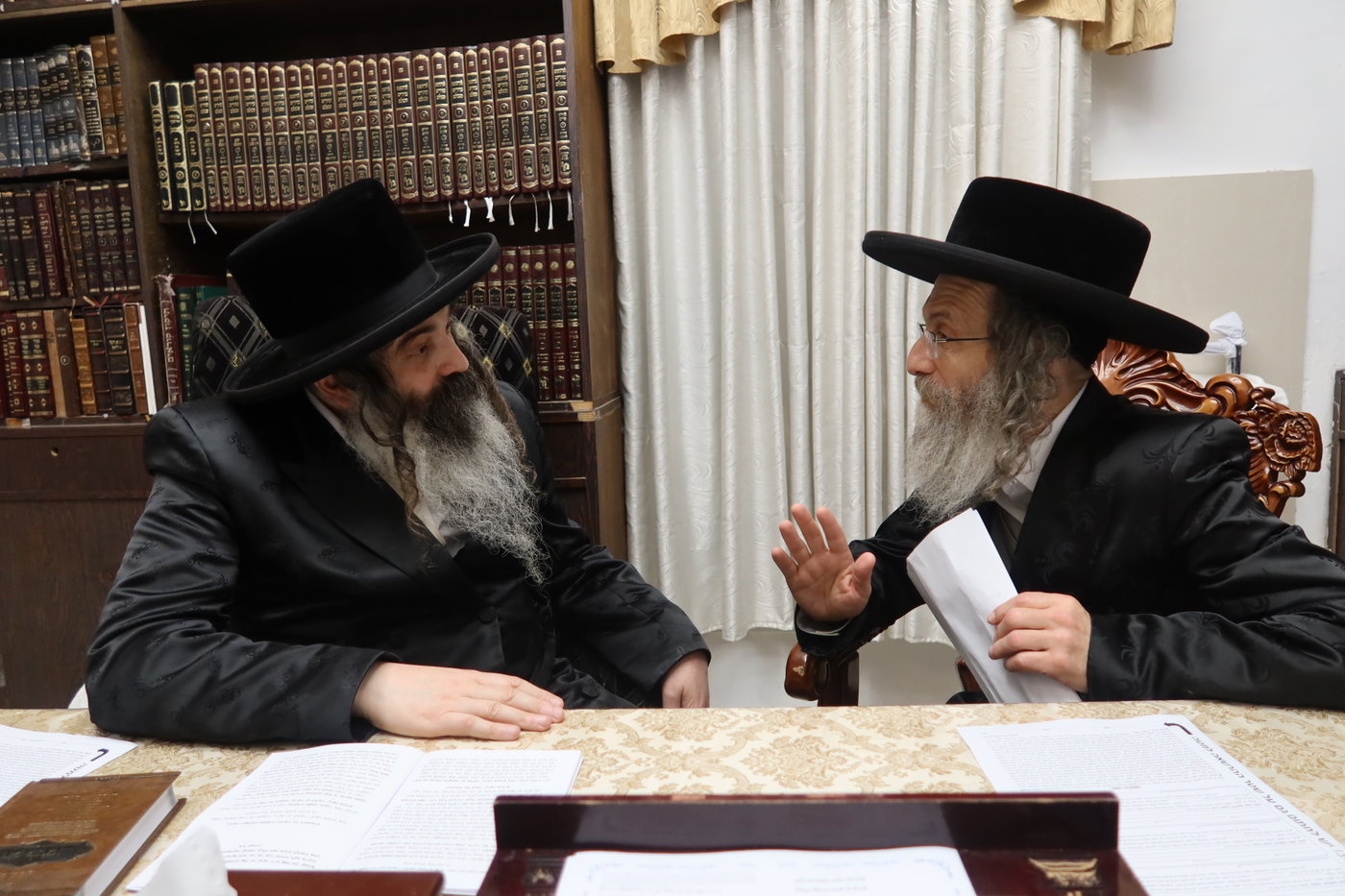 הרה"צ רבי אלימלך בידרמן במכירת חמץ אצל האדמו"ר מזוטשקא