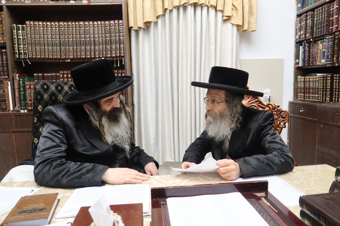 הרה"צ רבי אלימלך בידרמן במכירת חמץ אצל האדמו"ר מזוטשקא