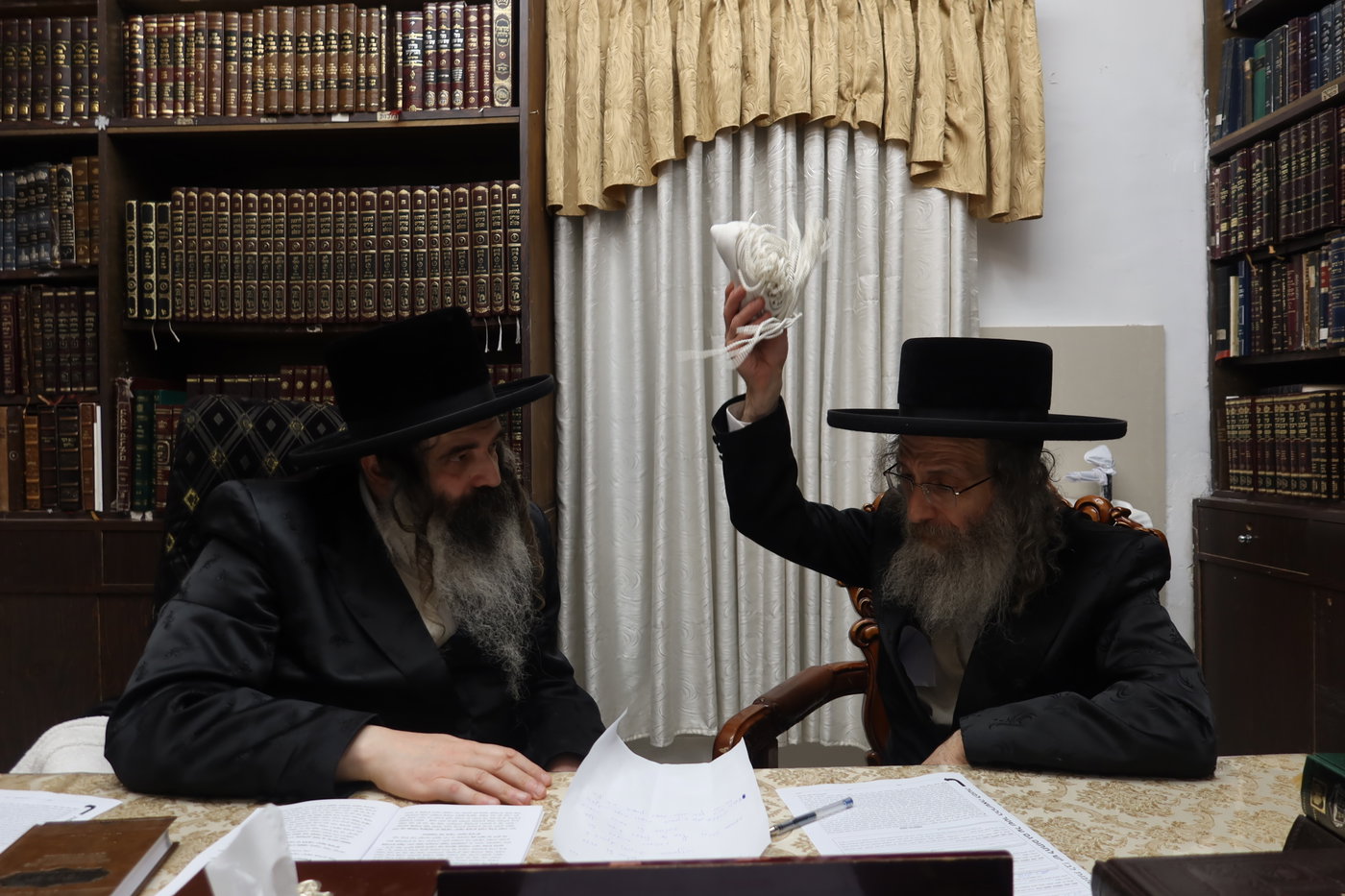 הרה"צ רבי אלימלך בידרמן במכירת חמץ אצל האדמו"ר מזוטשקא