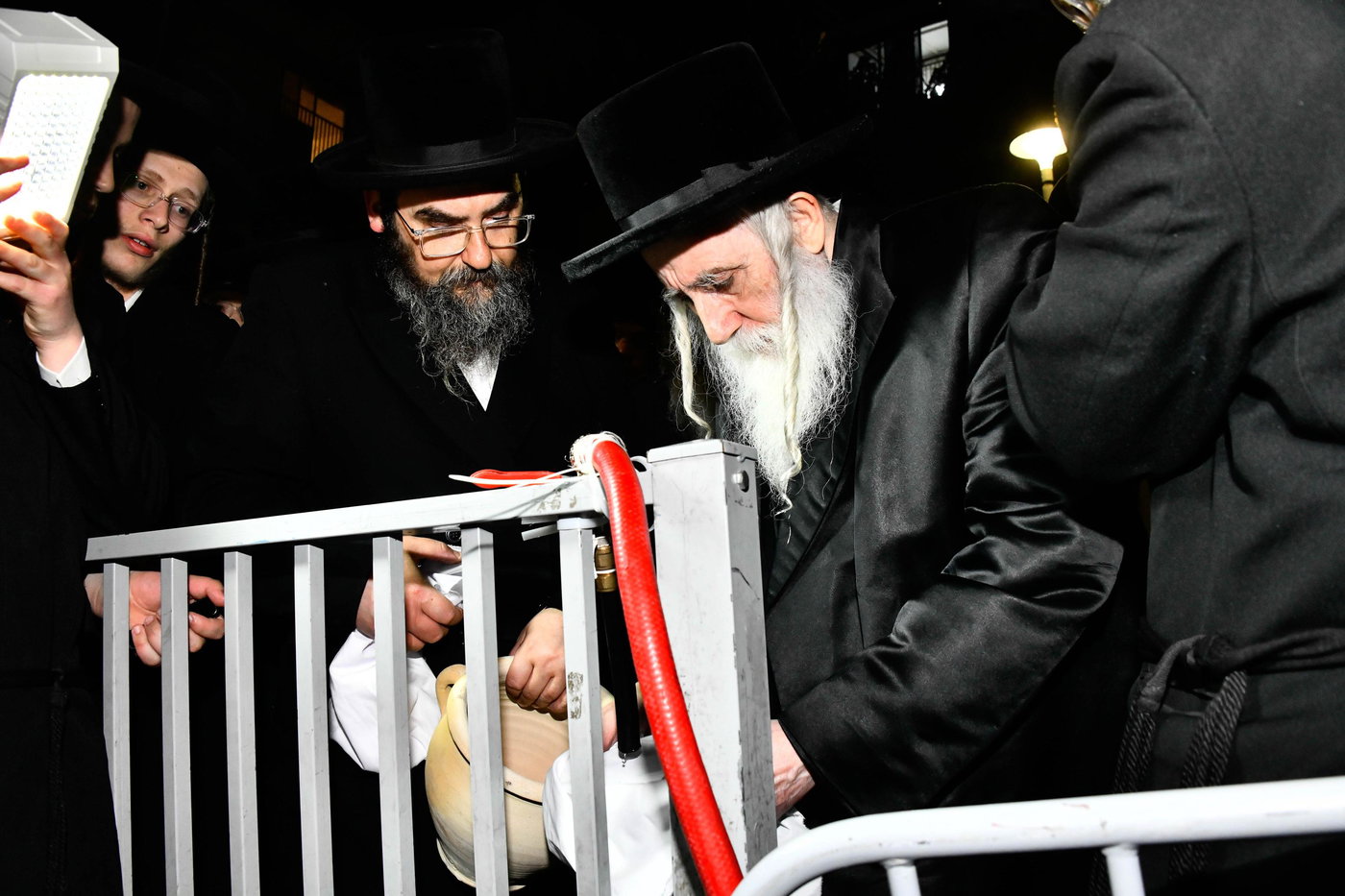 האדמו"ר ממכנובקא בעלזא במים שלנו