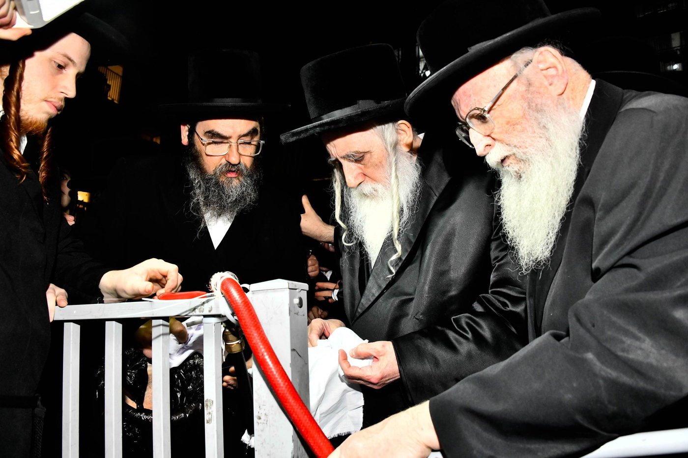 האדמו"ר ממכנובקא בעלזא במים שלנו