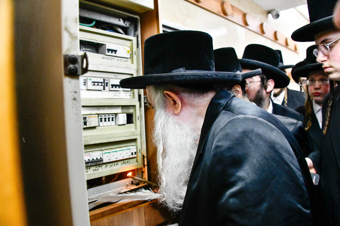 האדמו"ר ממכנובקא בעלזא בבדיקת חמץ