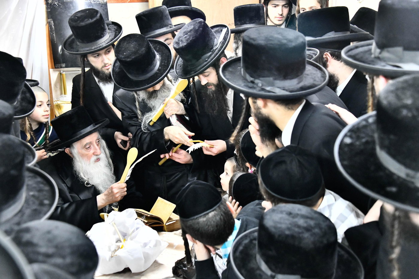 האדמו"ר ממכנובקא בעלזא בבדיקת חמץ