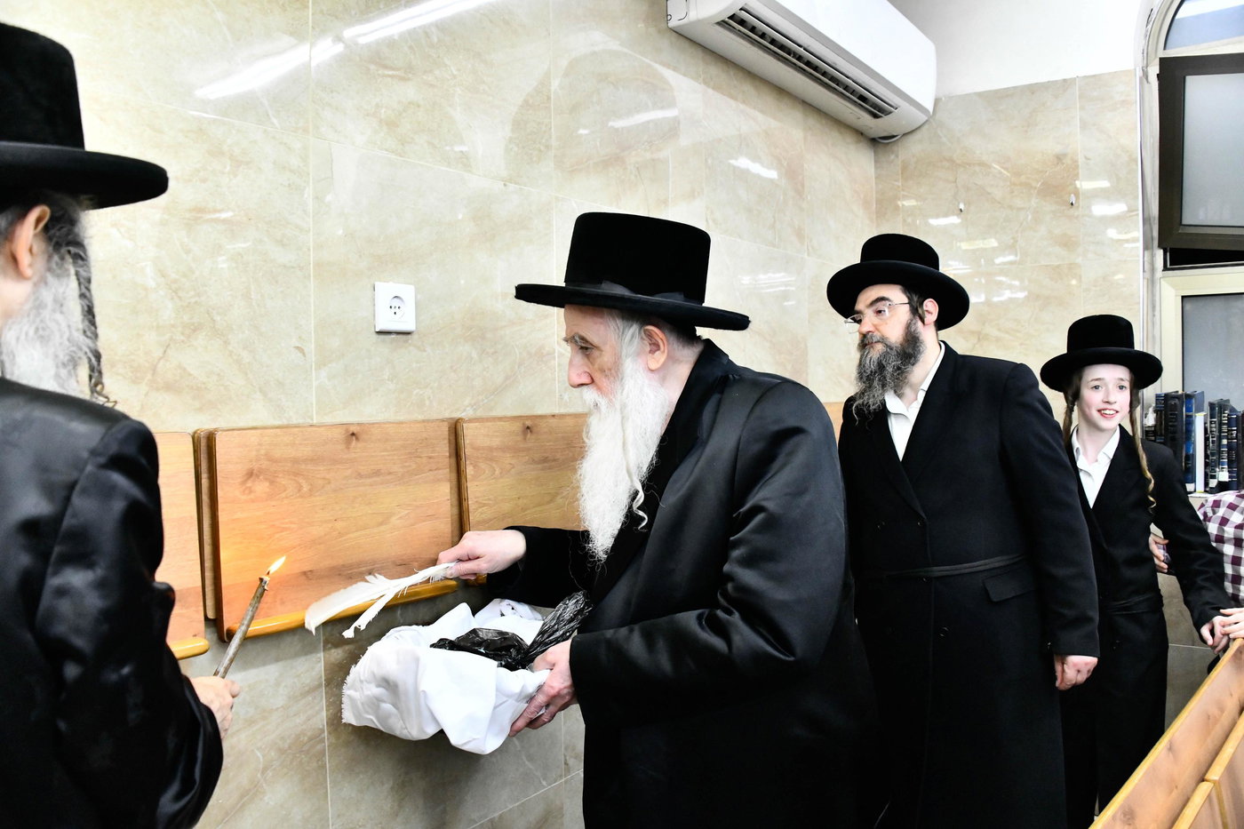 האדמו"ר ממכנובקא בעלזא בבדיקת חמץ