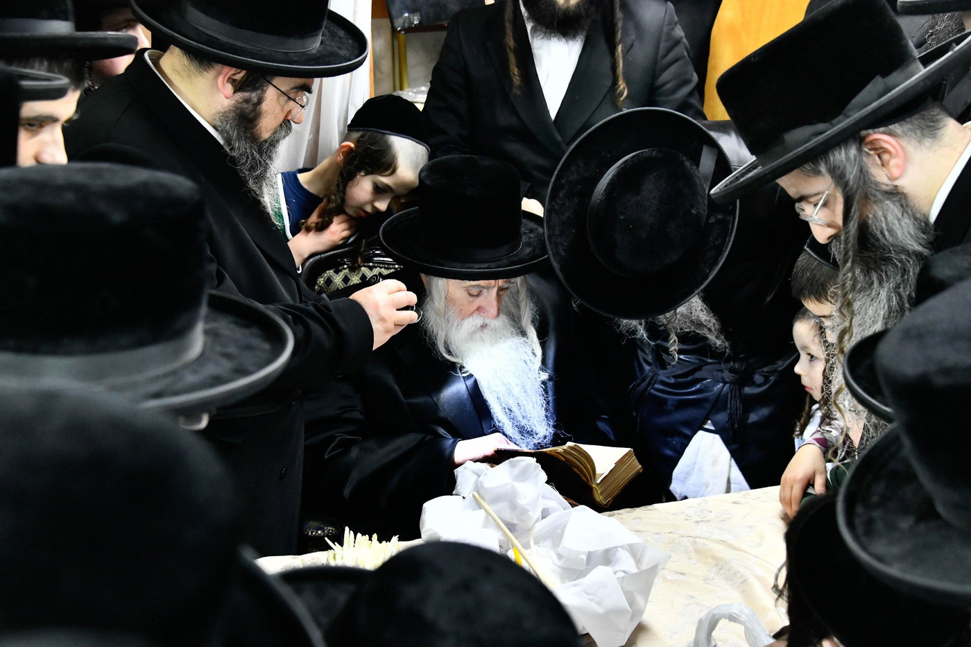 האדמו"ר ממכנובקא בעלזא בבדיקת חמץ