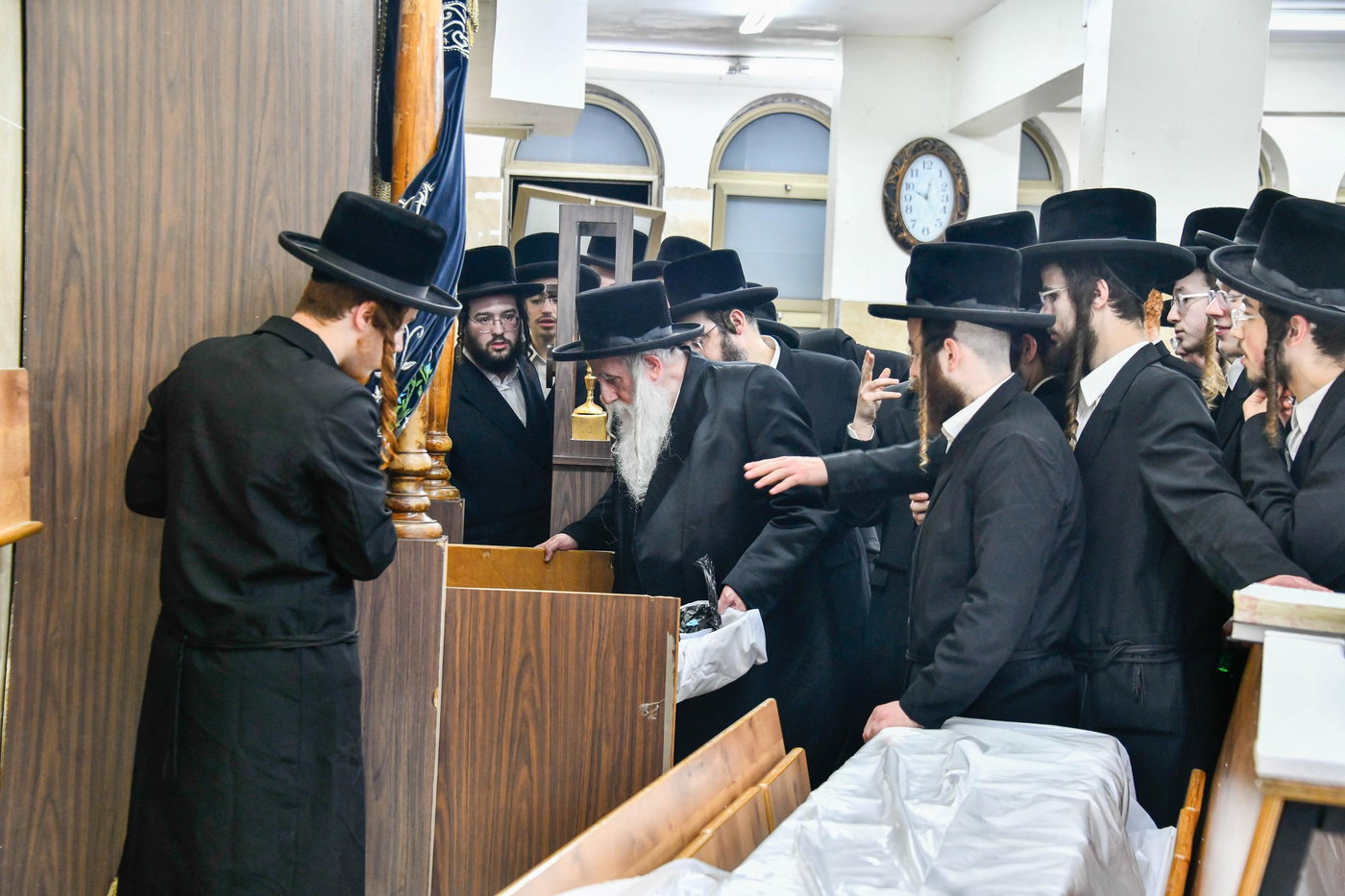 האדמו"ר ממכנובקא בעלזא בבדיקת חמץ