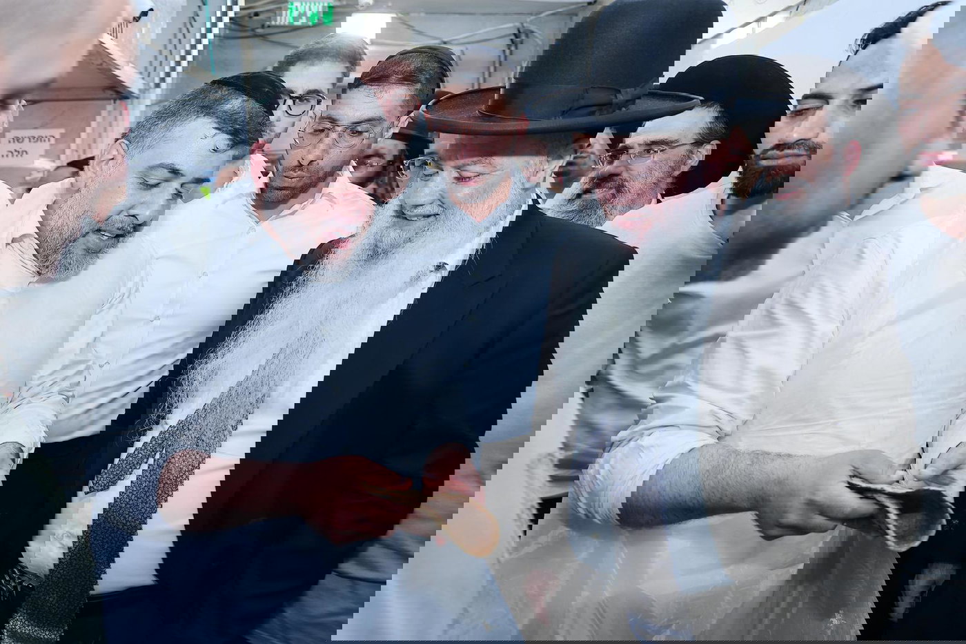 הגאון רבי יגאל כהן באפיית מצות