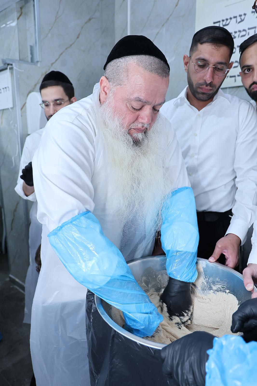 הגאון רבי יגאל כהן באפיית מצות