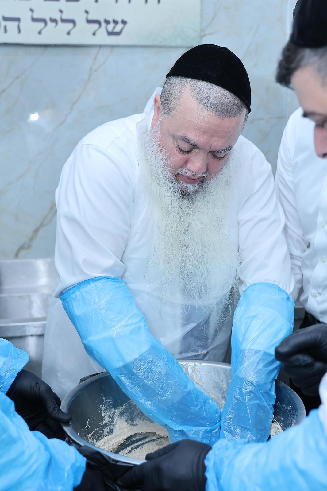 הגאון רבי יגאל כהן באפיית מצות