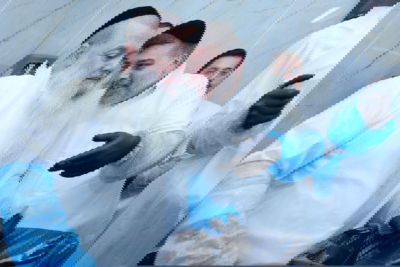 הגאון רבי יגאל כהן באפיית מצות