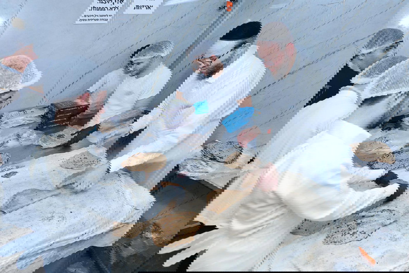 הגאון רבי יגאל כהן באפיית מצות