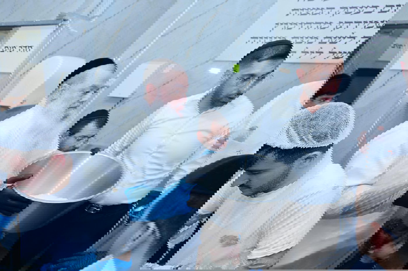 הגאון רבי יגאל כהן באפיית מצות