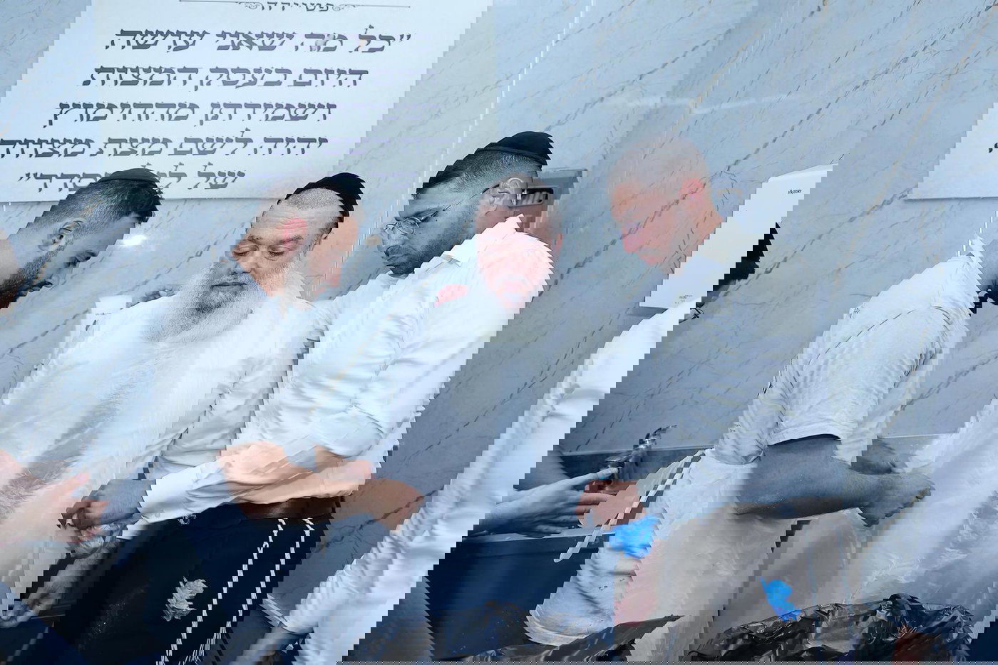 הגאון רבי יגאל כהן באפיית מצות