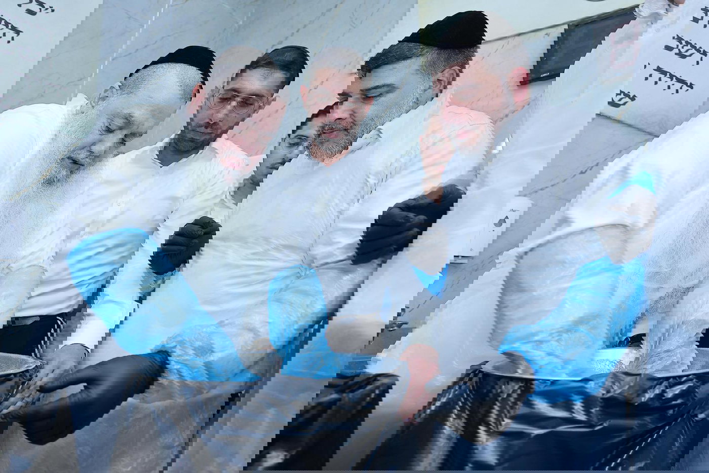 הגאון רבי יגאל כהן באפיית מצות