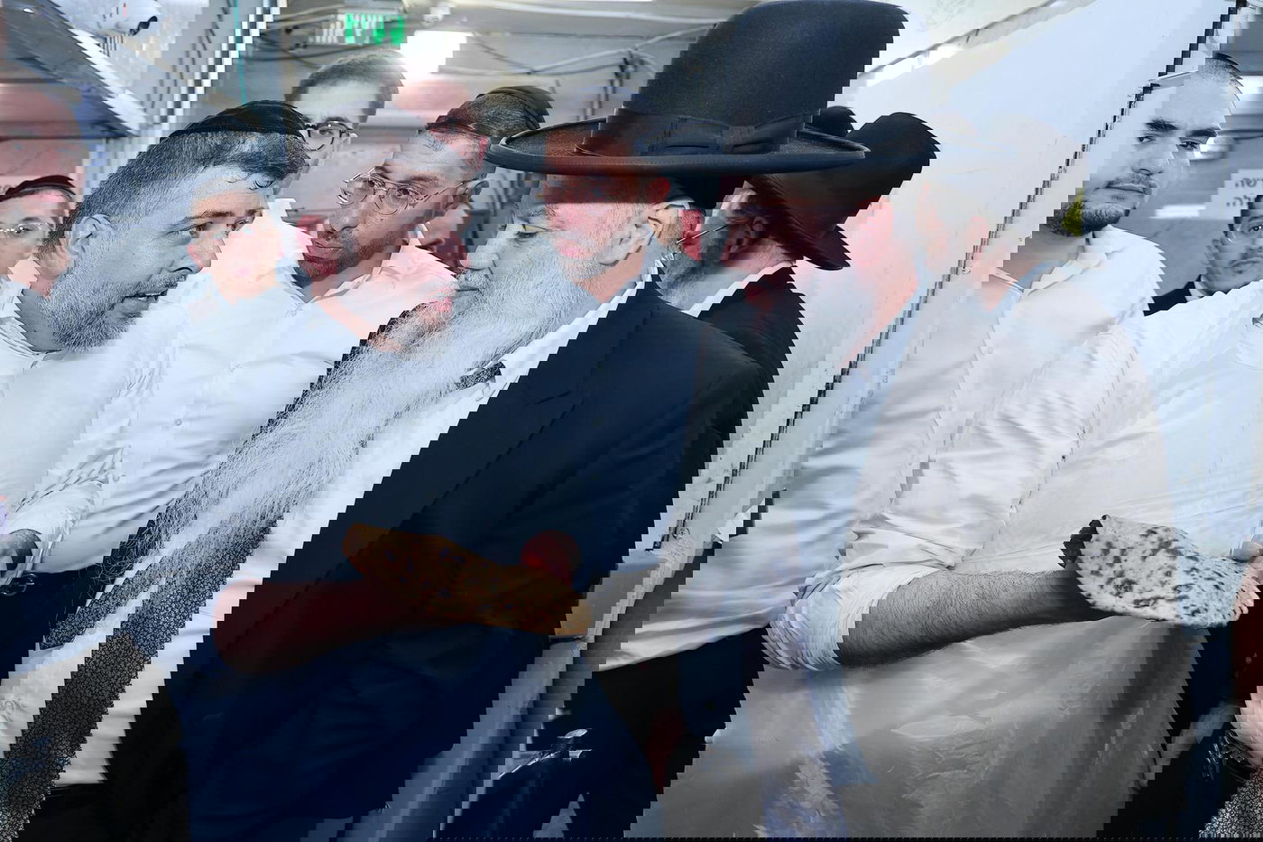 הגאון רבי יגאל כהן באפיית מצות