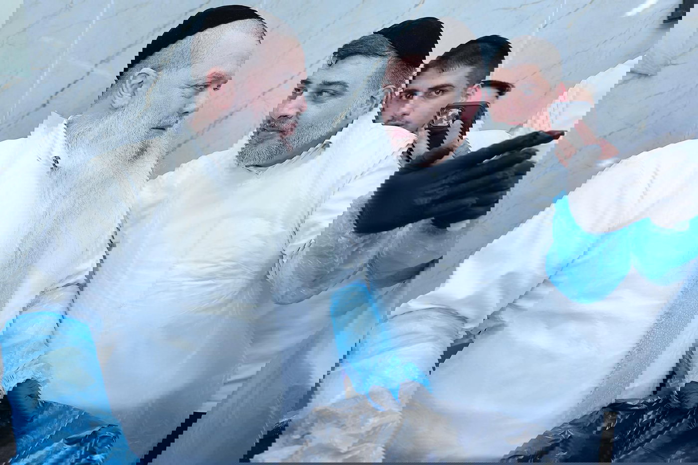 הגאון רבי יגאל כהן באפיית מצות