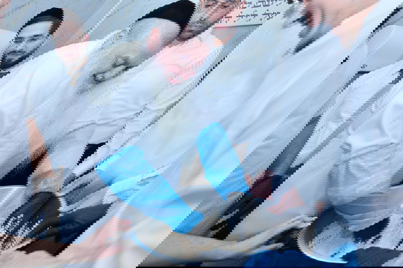 הגאון רבי יגאל כהן באפיית מצות