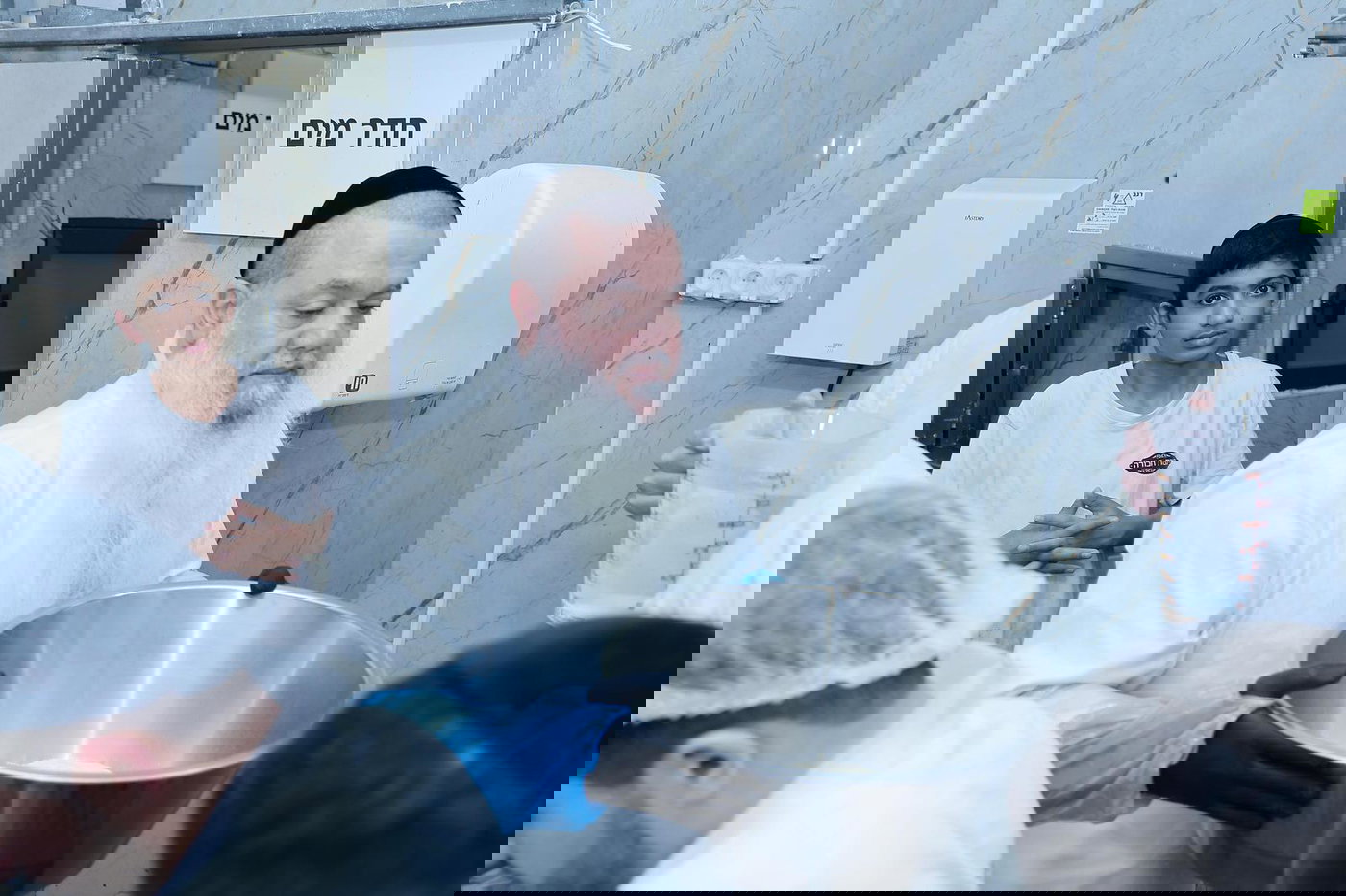 הגאון רבי יגאל כהן באפיית מצות