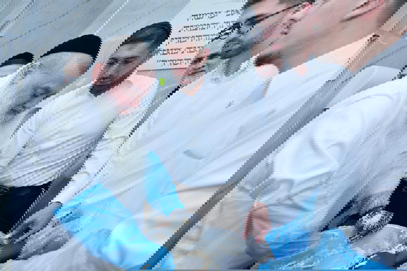 הגאון רבי יגאל כהן באפיית מצות