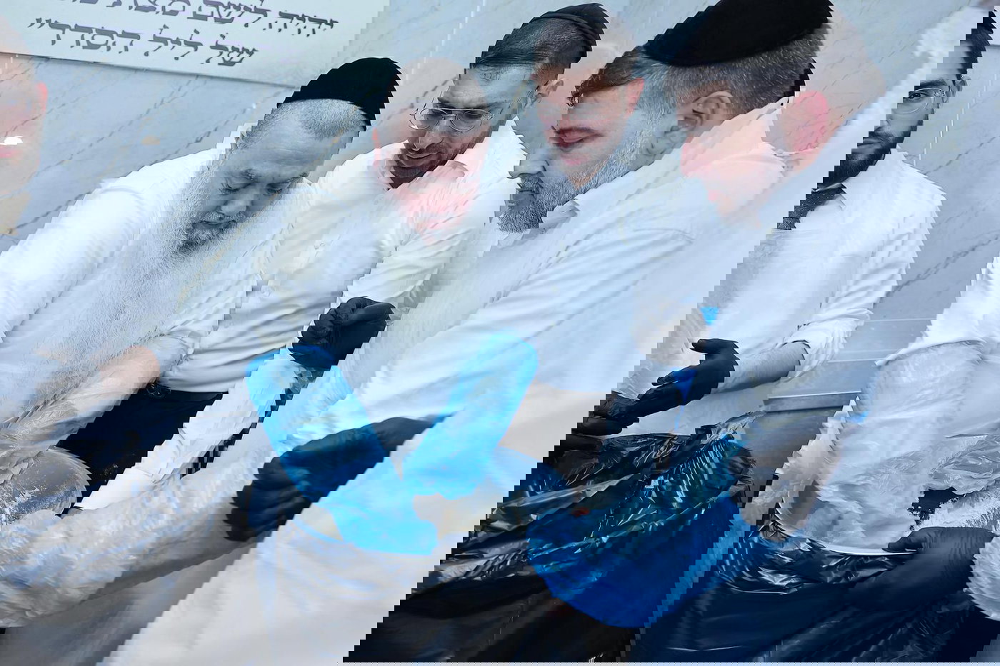 הגאון רבי יגאל כהן באפיית מצות