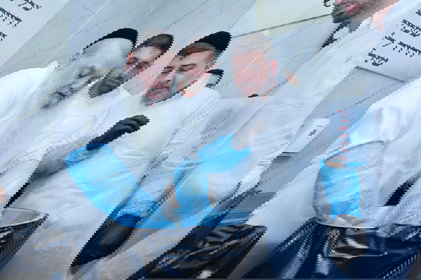 הגאון רבי יגאל כהן באפיית מצות