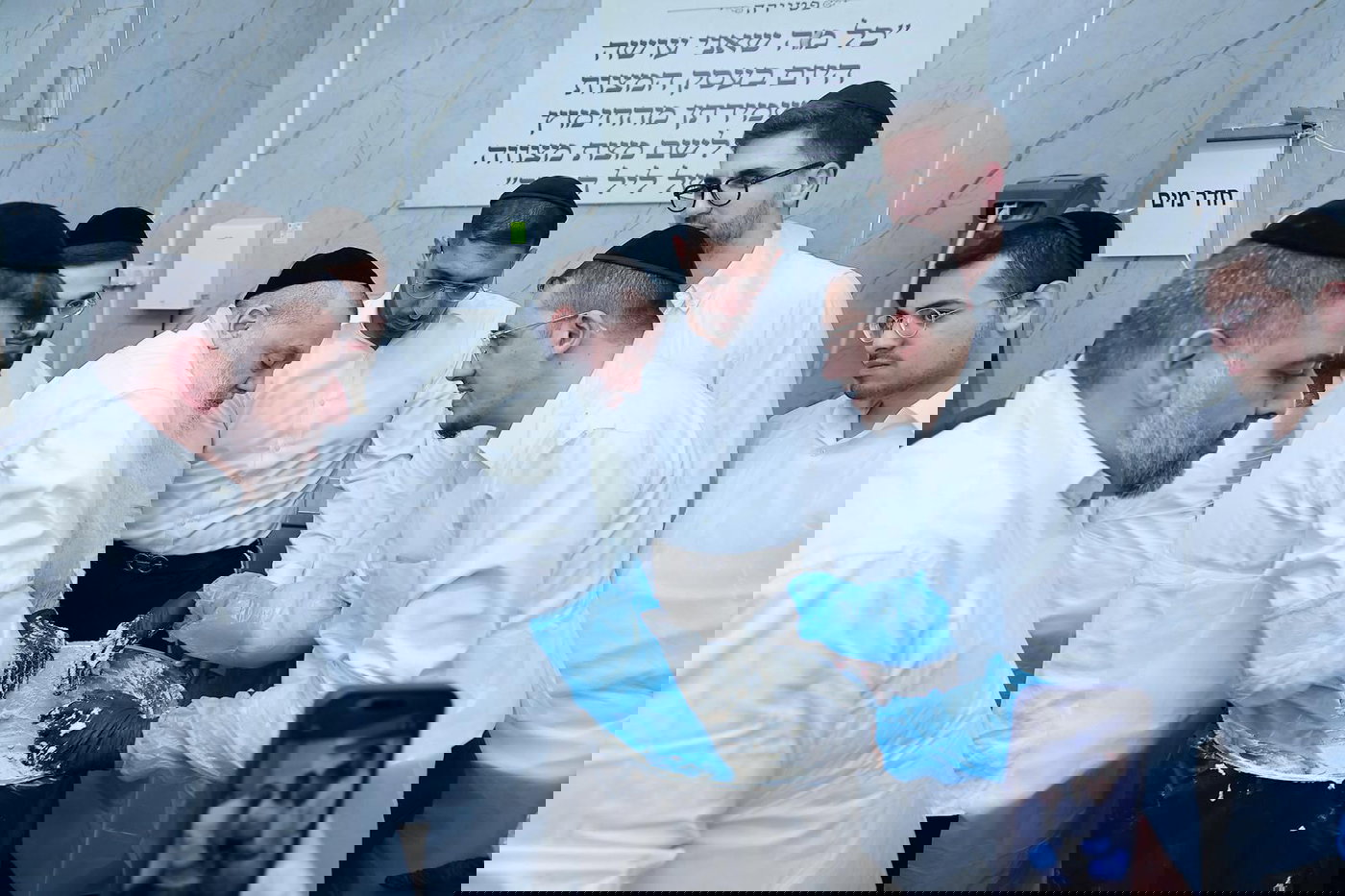 הגאון רבי יגאל כהן באפיית מצות