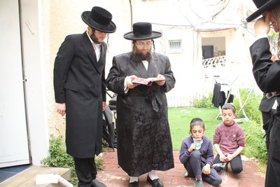 האדמו"ר מצאנז ז'ימגראד בשריפת חמץ