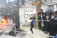 האדמו"ר מנדבורנה באפיית מצות מצווה