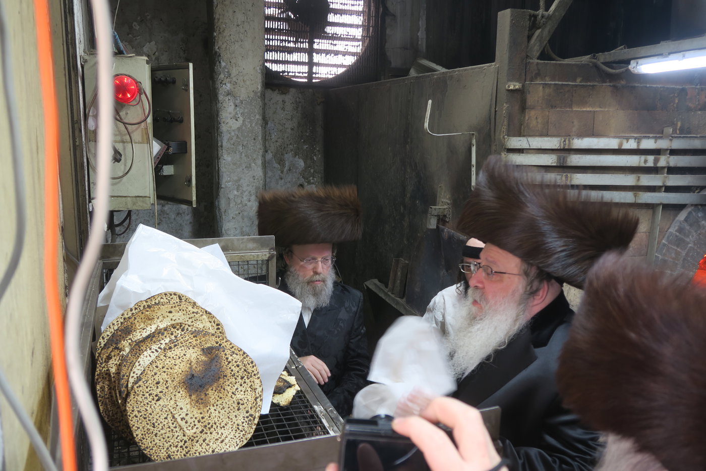 האדמו"ר מנדבורנה באפיית מצות מצווה