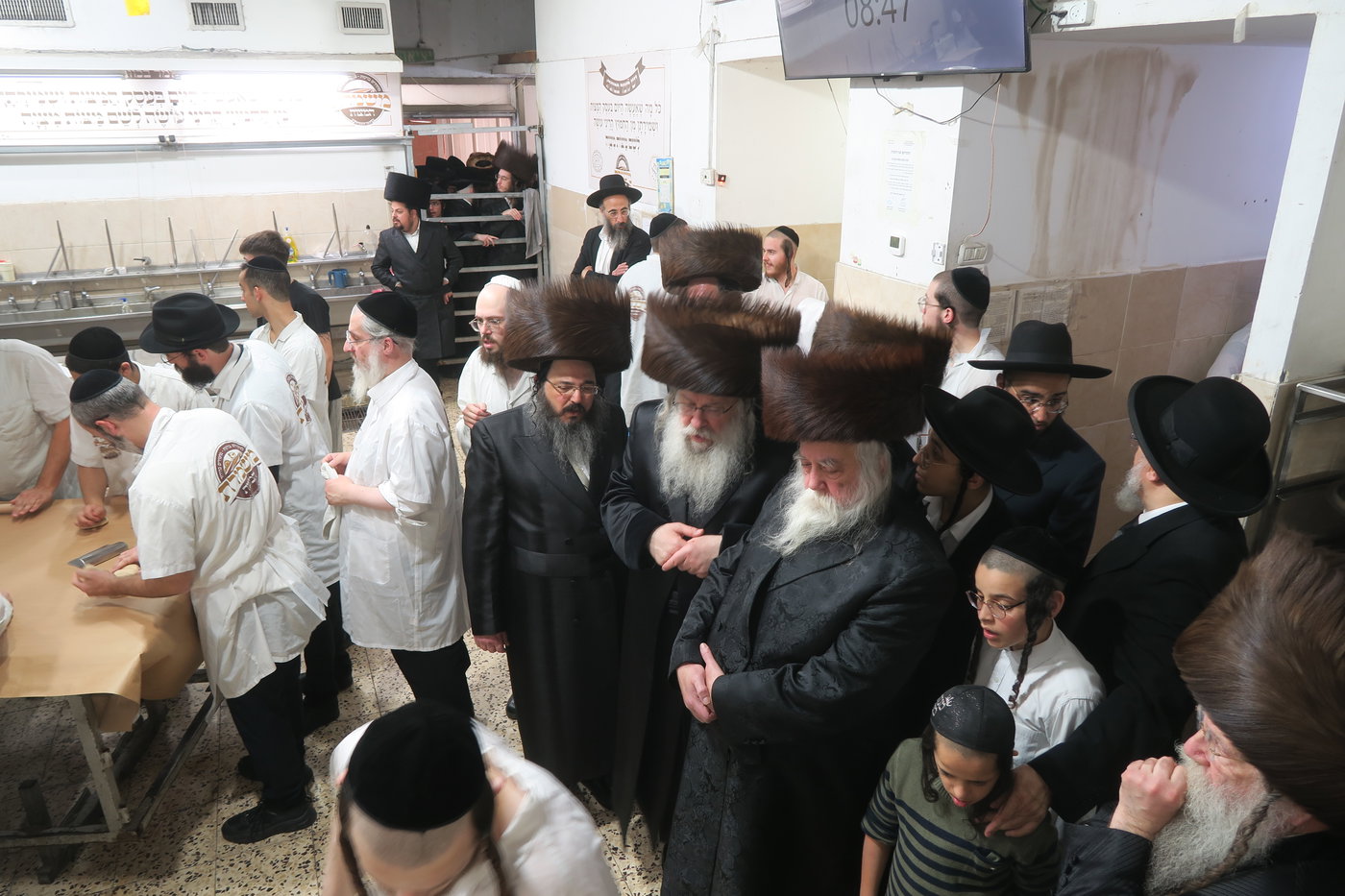 האדמו"ר מנדבורנה באפיית מצות מצווה