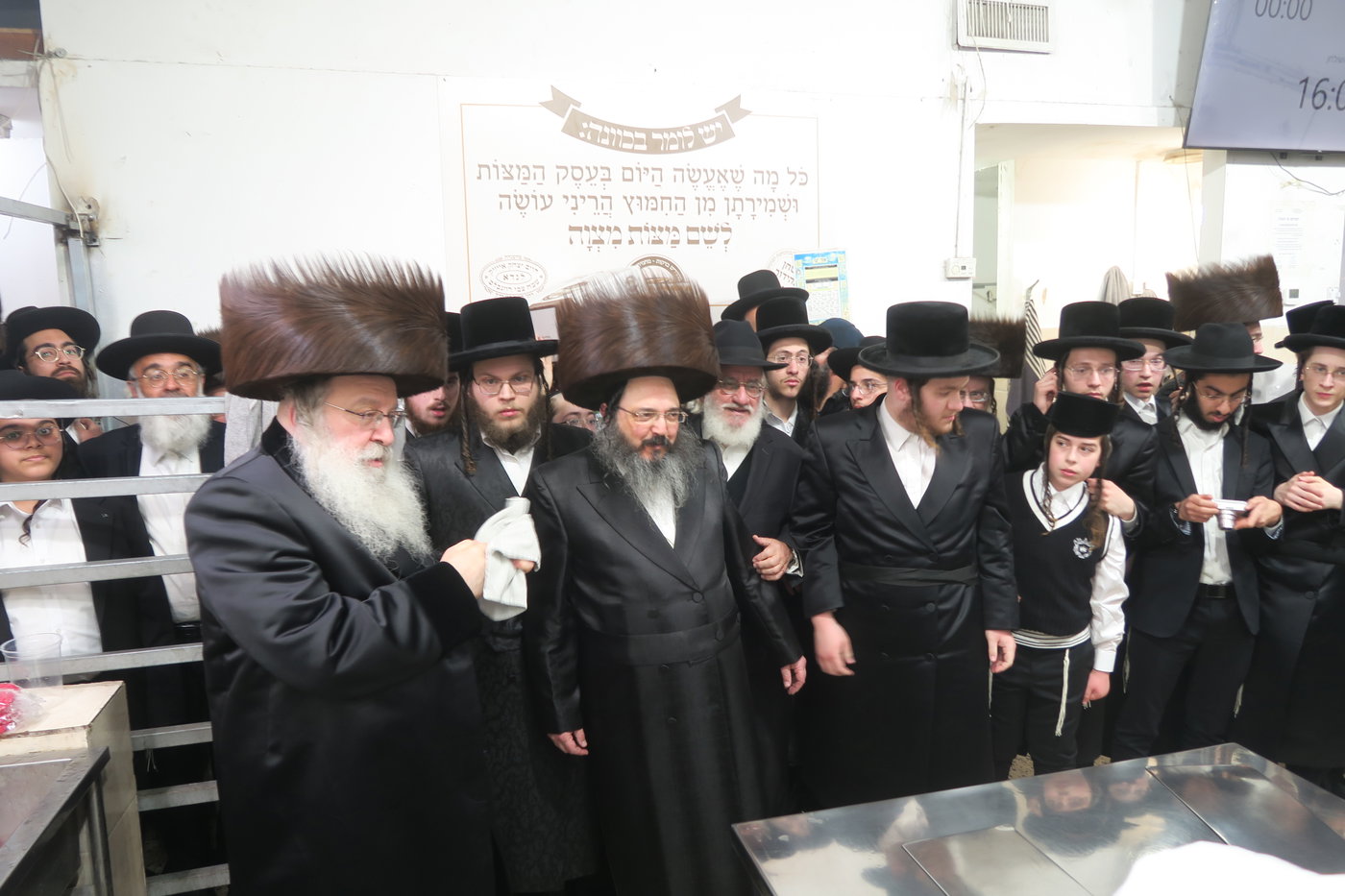 האדמו"ר מנדבורנה באפיית מצות מצווה