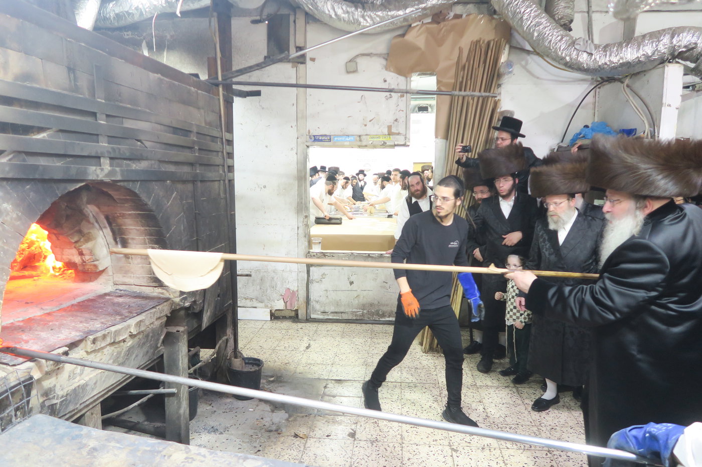 האדמו"ר מנדבורנה באפיית מצות מצווה