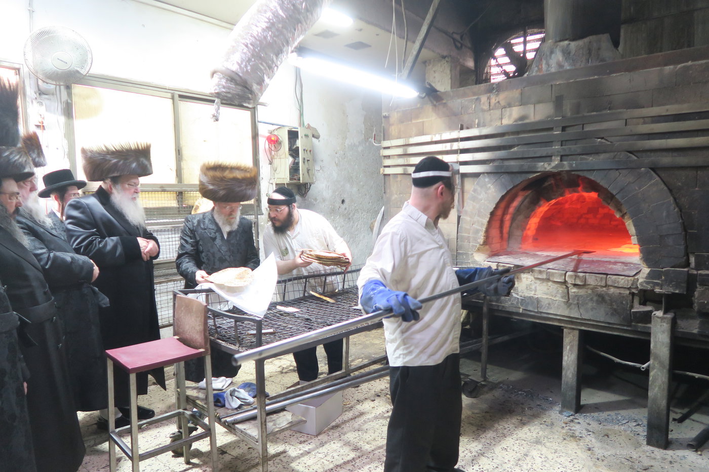 האדמו"ר מנדבורנה באפיית מצות מצווה